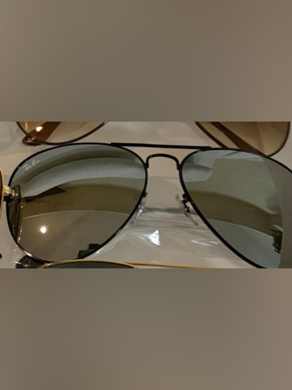 Ray-Ban Aviator Sunglasses with Lenses and Black Frame grays